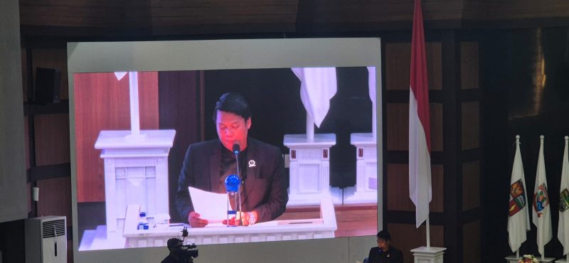 Fraksi PDI Perjuangan menyampaikan pandangan umum Rancangan Peraturan Daerah (Ranperda) tentang APBD Provinsi Jawa Barat Tahun Anggaran 2026 dalam rapat paripurna di Gedung DPRD Jabar, Kamis (13/11).