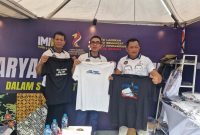 Kalapas Kelas IIA Jelekong Bandung Ahmad Tohari (ke-1kiri) bersama Pimti pad Kementerian Imipas saat menunjukkan JReform hasil karya warga binaan Lapas  Jelekong