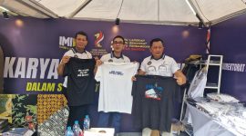 Kalapas Kelas IIA Jelekong Bandung Ahmad Tohari (ke-1kiri) bersama Pimti pad Kementerian Imipas saat menunjukkan JReform hasil karya warga binaan Lapas  Jelekong