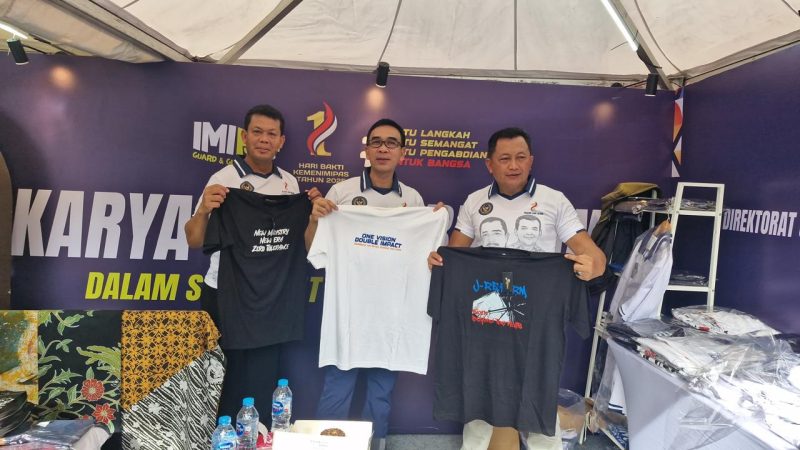 Kalapas Kelas IIA Jelekong Bandung Ahmad Tohari (ke-1kiri) bersama Pimti pad Kementerian Imipas saat menunjukkan JReform hasil karya warga binaan Lapas Jelekong
