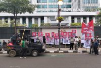 Puluhan warga Kabupaten Indramayu melakukan aksi unjukrasa di depan kantor Kejaksaan Tinggi  (Kejati) Jawa Barat pada Senin sore (17/11/2025).