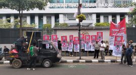 Puluhan warga Kabupaten Indramayu melakukan aksi unjukrasa di depan kantor Kejaksaan Tinggi  (Kejati) Jawa Barat pada Senin sore (17/11/2025).
