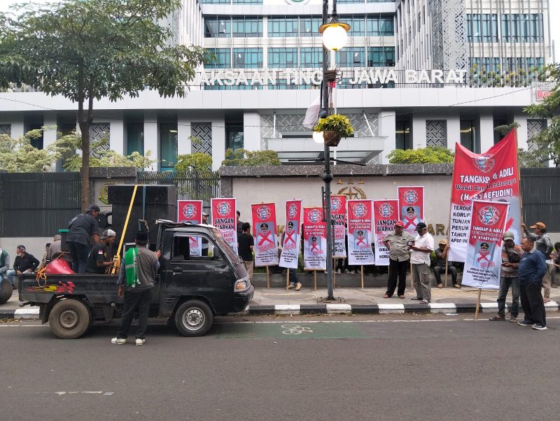 Puluhan warga Kabupaten Indramayu melakukan aksi unjukrasa di depan kantor Kejaksaan Tinggi  (Kejati) Jawa Barat pada Senin sore (17/11/2025).