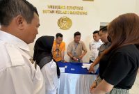 Petugas Rutan Bandung saat melakukan penggeledahan terhadap pengunjung yang dicurigai membawa narkoba 