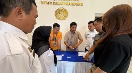 Petugas Rutan Bandung saat melakukan penggeledahan terhadap pengunjung yang dicurigai membawa narkoba 