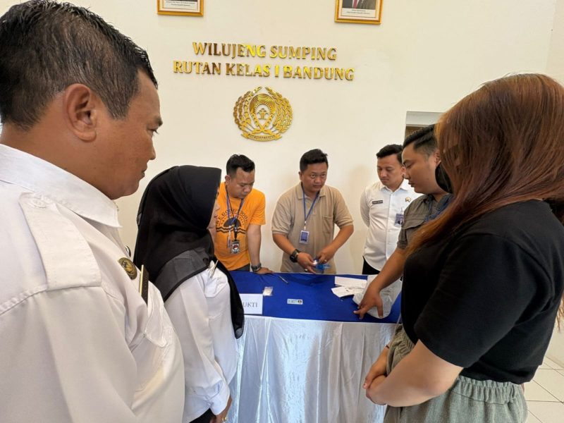 Petugas Rutan Bandung saat melakukan penggeledahan terhadap pengunjung yang dicurigai membawa narkoba