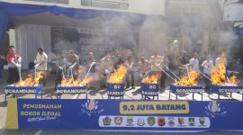Sebanyak 9,2 juta batang rokok ilegal dimusnahkan Bea Cukai Bandung di Kantor Bea Cukai Bandung, Jalan Rumah Sakit, Rabu (26/11/2025). 