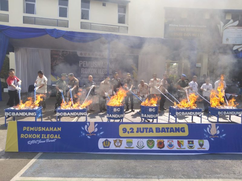 Sebanyak 9,2 juta batang rokok ilegal dimusnahkan Bea Cukai Bandung di Kantor Bea Cukai Bandung, Jalan Rumah Sakit, Rabu (26/11/2025). 
