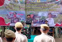 Dandim 0609/Cimahi Letkol Inf Ratno, S.H., M.I.P. saat memimpin langsung kegiatan pembersihan eceng gondok di Waduk Saguling 