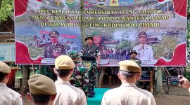 Dandim 0609/Cimahi Letkol Inf Ratno, S.H., M.I.P. saat memimpin langsung kegiatan pembersihan eceng gondok di Waduk Saguling 
