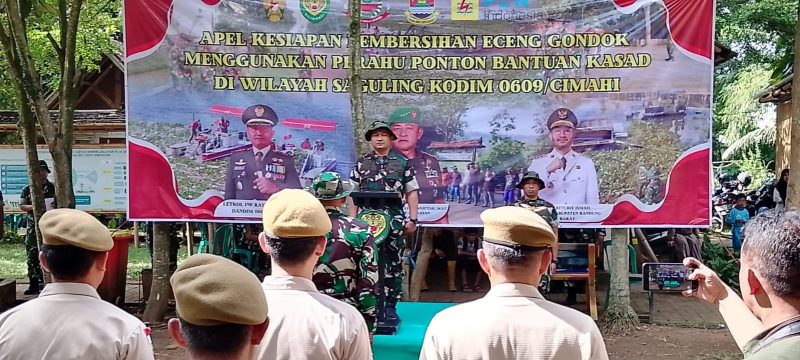 Dandim 0609/Cimahi Letkol Inf Ratno, S.H., M.I.P. saat memimpin langsung kegiatan pembersihan eceng gondok di Waduk Saguling 