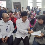 Mensos Tinjau Langsung Penyaluran BLTS Kesra di Kota Bandung