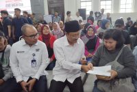 Menteri Sosial Republik Indonesia Saifullah Yusuf (Gus Ipul) mengunjungi langsung kantor PT Pos Indonesia di Jalan Asia Afrika, Kota Bandung, Jumat (28/11/2025).