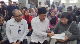 Menteri Sosial Republik Indonesia Saifullah Yusuf (Gus Ipul) mengunjungi langsung kantor PT Pos Indonesia di Jalan Asia Afrika, Kota Bandung, Jumat (28/11/2025).