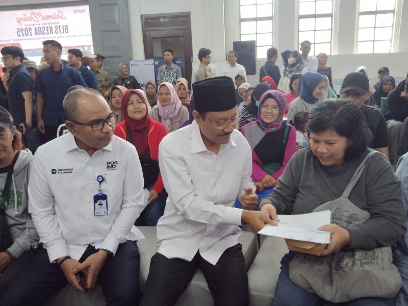 Menteri Sosial Republik Indonesia Saifullah Yusuf (Gus Ipul) mengunjungi langsung kantor PT Pos Indonesia di Jalan Asia Afrika, Kota Bandung, Jumat (28/11/2025).