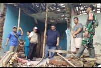 Anggota DPRD Kabupaten Garut, Yudha Puja Turnawan, didampingi Kepala Desa Limbangan Timur meninjau lokasi rumah ambruk di Kp.Sasak Beusi,Desa Limbangan Timur,Kec. Limbangan -Garut,pada Sabtu (8/11/2025).