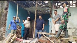 Anggota DPRD Kabupaten Garut, Yudha Puja Turnawan, didampingi Kepala Desa Limbangan Timur meninjau lokasi rumah ambruk di Kp.Sasak Beusi,Desa Limbangan Timur,Kec. Limbangan -Garut,pada Sabtu (8/11/2025).