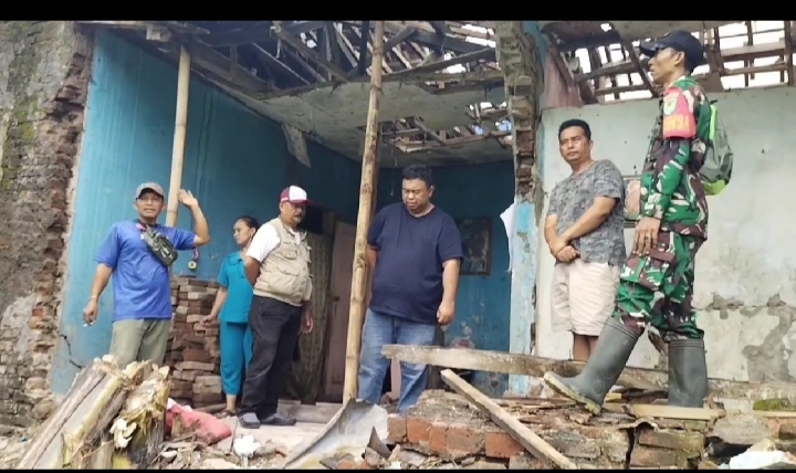 Anggota DPRD Kabupaten Garut, Yudha Puja Turnawan, didampingi Kepala Desa Limbangan Timur meninjau lokasi rumah ambruk di Kp.Sasak Beusi,Desa Limbangan Timur,Kec. Limbangan -Garut,pada Sabtu (8/11/2025).