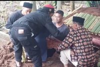 Suasana pemakaman Raditya di kampung Baeud,Desa Samida,Kec.Selaawi, Kab.Garut.