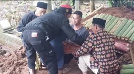 Suasana pemakaman Raditya di kampung Baeud,Desa Samida,Kec.Selaawi, Kab.Garut.