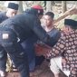 Suasana pemakaman Raditya di kampung Baeud,Desa Samida,Kec.Selaawi, Kab.Garut.