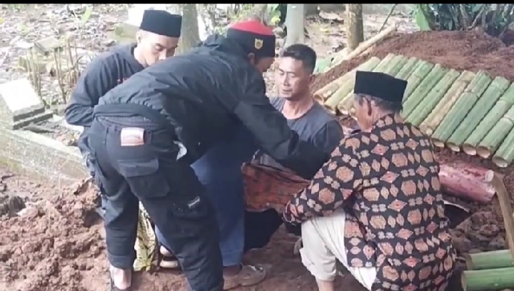 Suasana pemakaman Raditya di kampung Baeud,Desa Samida,Kec.Selaawi, Kab.Garut.