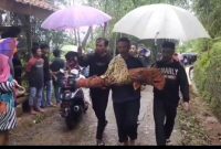 Suasana haru menyelimuti Kampung Baeud, Desa Samida, Kecamatan Selaawi, Kabupaten Garut, saat jenazah Raditya (4) tiba di kampung halamannya, Minggu (23/11/2025).