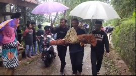 Suasana haru menyelimuti Kampung Baeud, Desa Samida, Kecamatan Selaawi, Kabupaten Garut, saat jenazah Raditya (4) tiba di kampung halamannya, Minggu (23/11/2025).