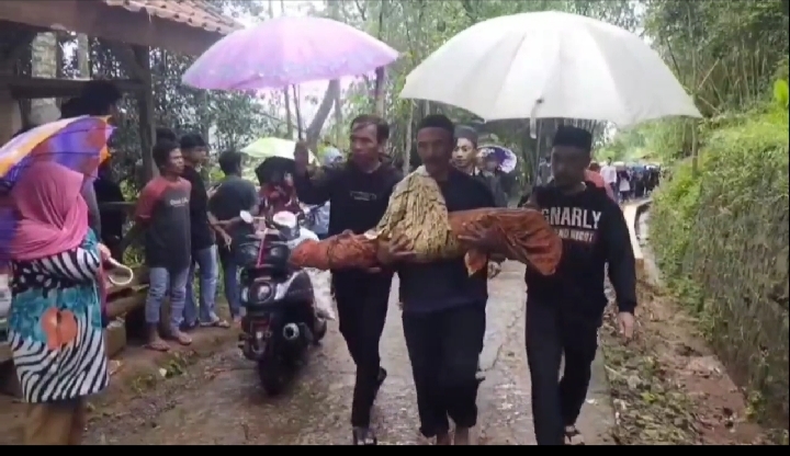 Suasana haru menyelimuti Kampung Baeud, Desa Samida, Kecamatan Selaawi, Kabupaten Garut, saat jenazah Raditya (4) tiba di kampung halamannya, Minggu (23/11/2025).
