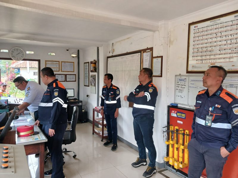 Jelang angkutan Nataru 2025/2026, Daop 2 Bandung intensifkan pemeriksaan prasarana demi keamanan dan keselamatan perjalanan kereta api.