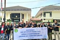Jurnalis Hukum Bandung tegaskan dukungan penuh pemberantasan korupsi tanpa tebang pilih
dalam rangka memperingati Hari Anti Korupsi Sedunia,pada Selasa 9 Desember 2025.