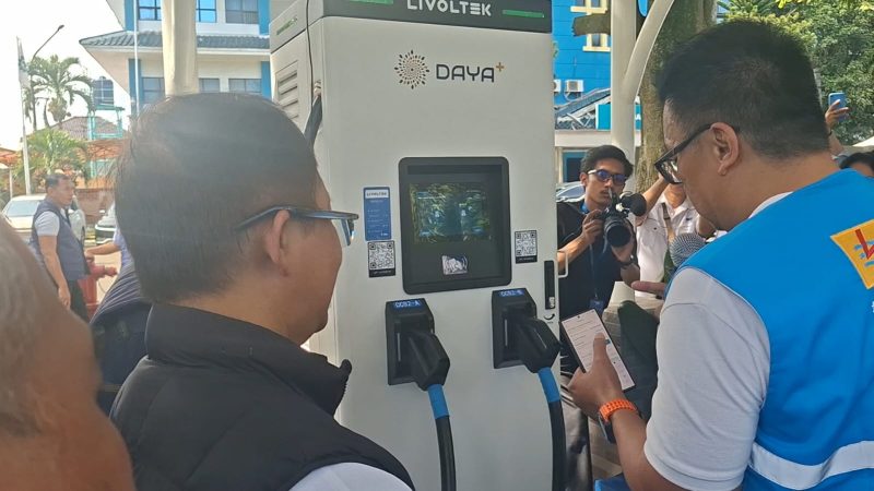 Menjelang libur Natal dan tahun baru,PT Perusahaan Listrik Negara (PLN) meresmikan Stasiun Pengisian Kendaraan Listrik Umum (SPKLU) Center UP3 Bandung,pada hari Selasa (16/12/2025).