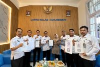 Kepala Lapas Kelas I Sukamiskin, Fajar Nur Cahyono, bersama jajaran pejabat struktural serta Konsultan Halal, Dewi Riani saat mendapatkan sertifikat Dapur Halal 