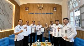 Kepala Lapas Kelas I Sukamiskin, Fajar Nur Cahyono, bersama jajaran pejabat struktural serta Konsultan Halal, Dewi Riani saat mendapatkan sertifikat Dapur Halal 