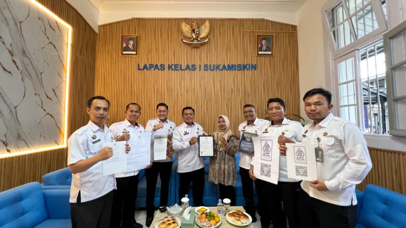 Kepala Lapas Kelas I Sukamiskin, Fajar Nur Cahyono, bersama jajaran pejabat struktural serta Konsultan Halal, Dewi Riani saat mendapatkan sertifikat Dapur Halal 