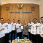 Kepala Lapas Kelas I Sukamiskin, Fajar Nur Cahyono, bersama jajaran pejabat struktural serta Konsultan Halal, Dewi Riani saat mendapatkan sertifikat Dapur Halal 