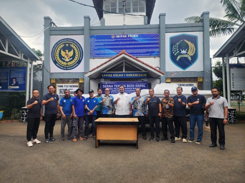Lapas Sukamiskin secara resmi menyerahkan dua unit body kasko speedboat berbahan fiberglass berukuran enam meter kepada PT Sriwijaya Fiber Boat