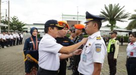 PT Kereta Api Indonesia (Persero) Daerah Operasi 2 Bandung melaksanakan Apel Gelar Pasukan di halaman Stasiun Bandung, Kamis (18/12).