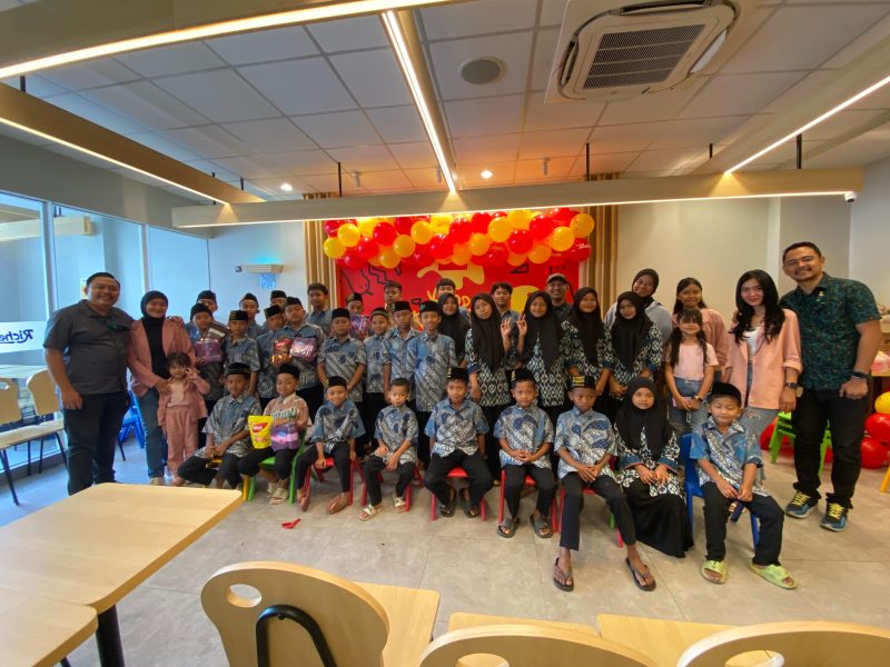 Wajah bahagia puluhan anak yatim di Kota Bandung dalam acara Satu Atap berbagi.