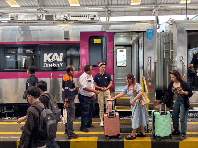 PT Kereta Api Indonesia (Persero) Daerah Operasi 2 Bandung mencatat tingginya volume pelanggan kereta api yang tiba di berbagai stasiun wilayah Daop 2 Bandung selama 7 hari pelayanan menjelang libur Hari Raya Natal.