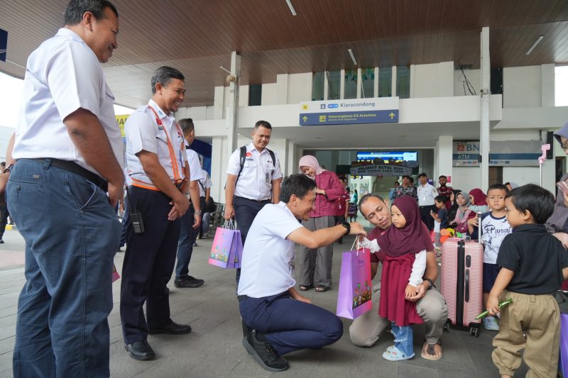 Direktur Utama PT Kereta Api Indonesia (Persero) Bobby Rasyidin melakukan peninjauan Posko Angkutan Natal 2025 dan Tahun Baru 2026 (Nataru) di Stasiun Bandung, Stasiun Kiaracondong, dan Stasiun Tasikmalaya.
