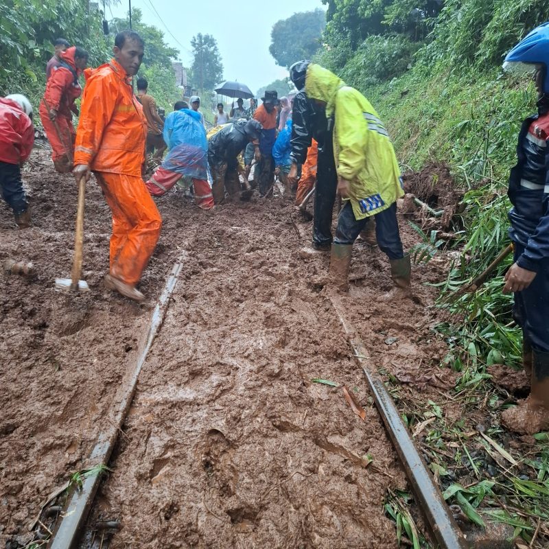 KAI Daop 2 Bandung mohon maaf atas keterlambatan sejumlah perjalanan KA akibat gangguan perjalanan di Petak Jalan Purwakarta–Ciganea.