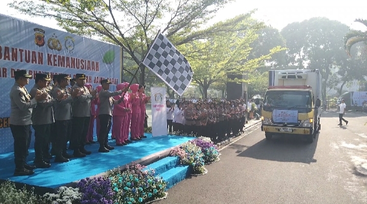 Kapolda Jawa Barat Irjen Pol. Dr. Rudi Setiawan, S.I.K., S.H., M.H lepas Bantuan Kemanusiaan untuk korban bencana Sumatera di Mapolda Jabar,Senin (1/12/1225).
