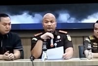 Kepala Kejaksaan Negeri kota Bandung,Irfan Wibowo Saat memberikan keterangan Pers di Kejari Bandung,pada Rabu (10/12/2025).