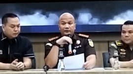 Kepala Kejaksaan Negeri kota Bandung,Irfan Wibowo Saat memberikan keterangan Pers di Kejari Bandung,pada Rabu (10/12/2025).