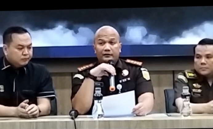 Kepala Kejaksaan Negeri kota Bandung,Irfan Wibowo Saat memberikan keterangan Pers di Kejari Bandung,pada Rabu (10/12/2025).