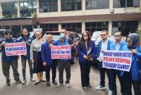 DPC Peradi Kota Bandung desak polisi tahan pelaku penganiayaan Sandy Prananta anggota Peradi.