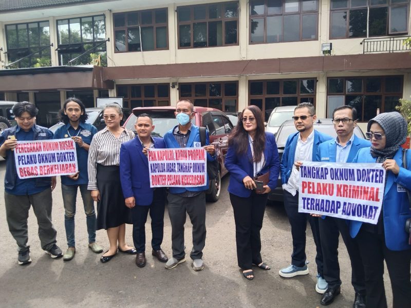 DPC Peradi Kota Bandung desak polisi tahan pelaku penganiayaan Sandy Prananta anggota Peradi.