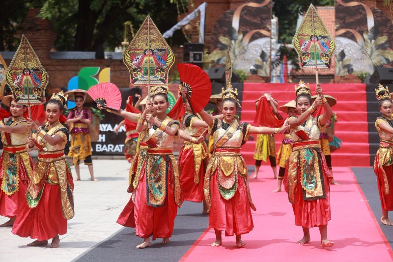 Pemerintah Provinsi Jawa Barat Melalui Dinas Pariwisata dan Kebudayaan Provinsi Jawa Barat telah menggelar Pekan Kebudayaan Daerah Provinsi Jawa Barat tahun 2025 yang mengusung tema “Mapag Pajajaran Anyar: Caruban Nagari Pangripta Budaya” di Alun-alun Sangkala Buana Kota Cirebon.