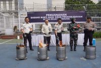 Kepala Rutan Kelas I Bandung, Komandan Kodim 0618-05 Kiaracondong Bandung beserta jajaran, Kapolsek Batununggal beserta jajaran, perwakilan Badan Narkotika Nasional (BNN) Kota Bandung, pejabat struktural, serta petugas terkait, saat melakukan pemusnahan barang bukti razia 